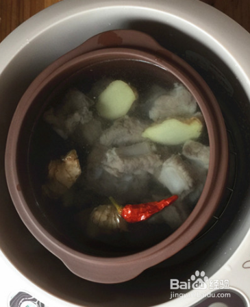 鲜香野生榛蘑煲排骨汤