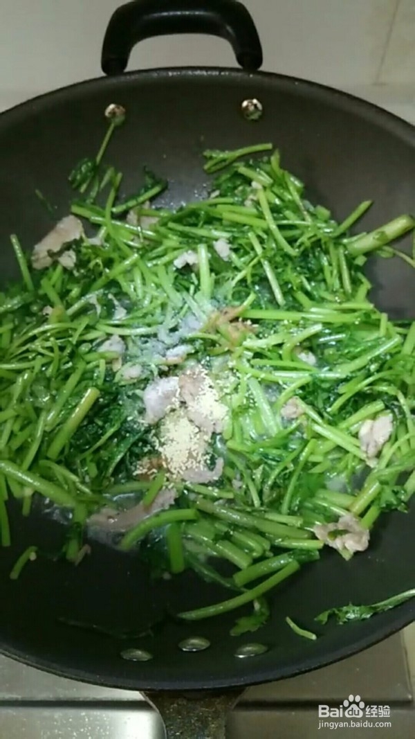 茼蒿炒肉的做法