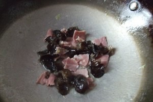 如何做出一道美味可口的火腿丝瓜炒毛豆？