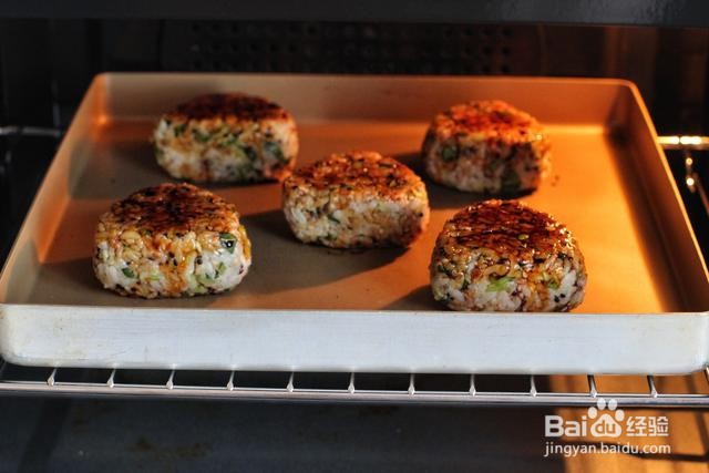 怎么做藜麦金枪鱼芝士烤饭团