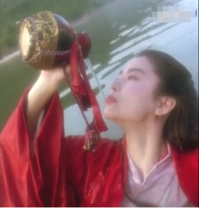 东方不败之林青霞 她在水里喝酒的剧照， 高清，大图，