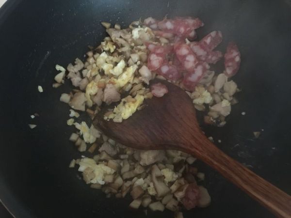 鸡肉菌菇腊味炒饭