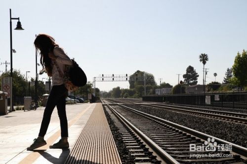 年轻女孩很喜欢旅游但是钱不够该怎么办呢