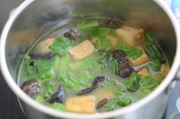 鸡汁小白菜豆腐汤