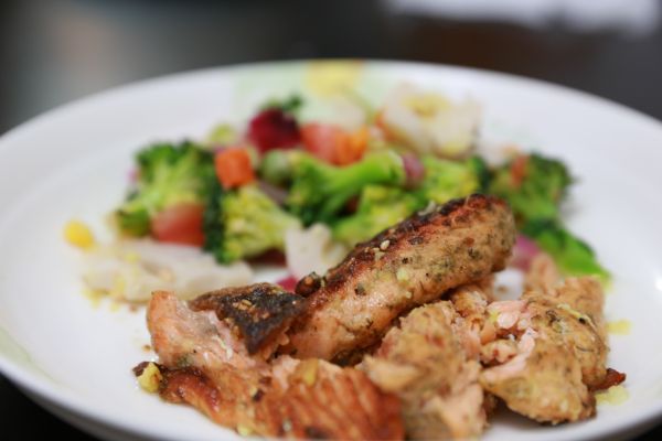 香柠煎三文鱼配美味沙拉