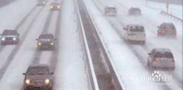 冰雪道路上如何驾驶车辆?