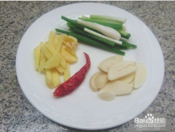 五花肉烧黄花鱼的做法