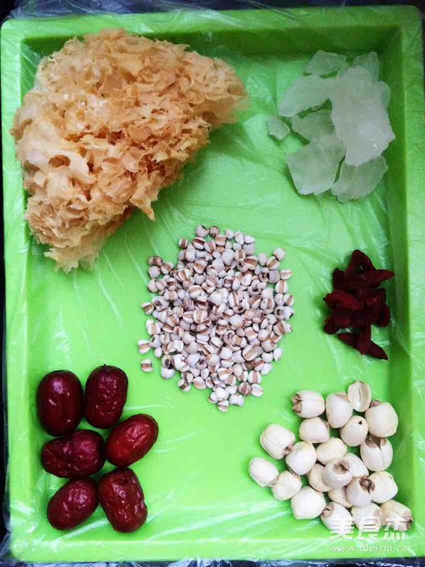银耳莲子薏米羹