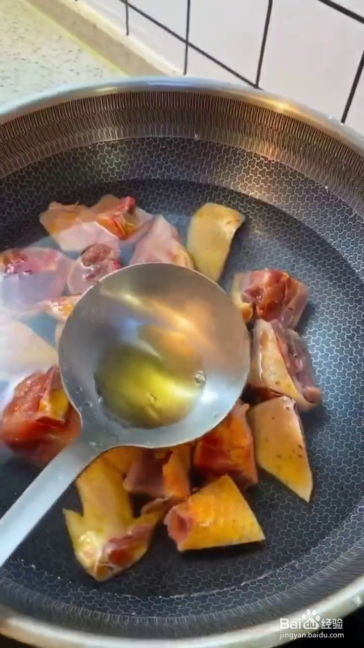 如何制作好吃的小鸡土豆炖蘑菇?