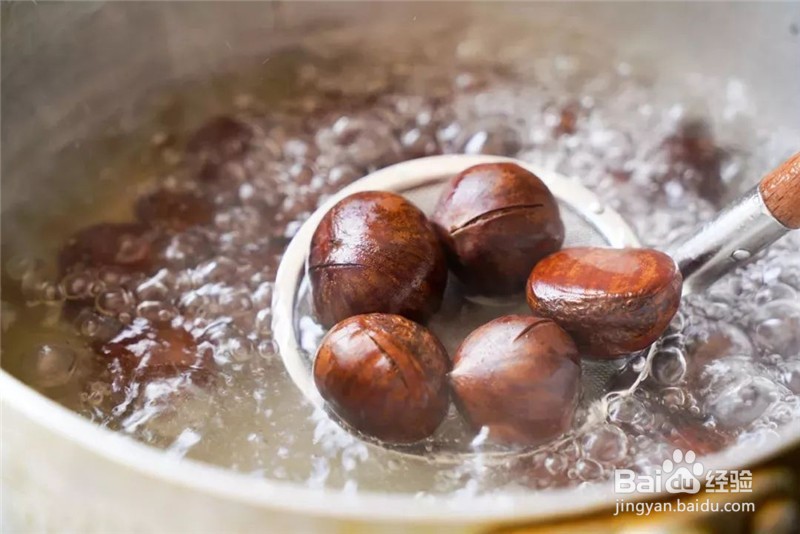 如何快速地剥去煮栗子的皮？