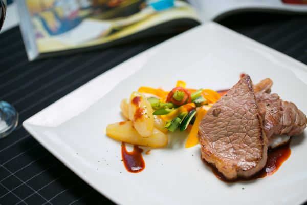 西冷牛排配烤杂菌佐黑椒汁