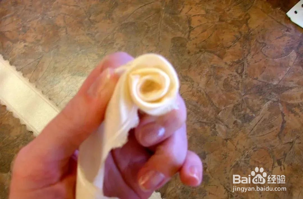 随手一根丝带卷出了漂亮的玫瑰，几分钟搞定一朵