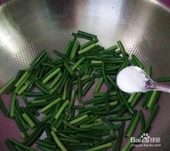 怎么制作美味的蒜苗炒猪血丸子？