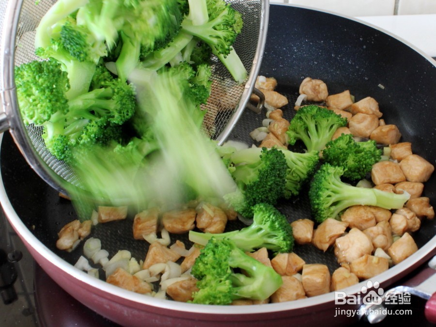 西兰花炒鸡丁的做法，西兰花炒鸡丁怎么做好吃