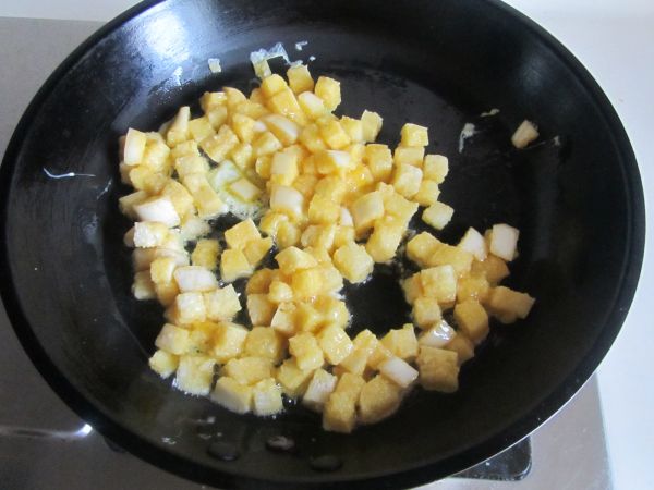 肉丁杂蔬炒馒头丁