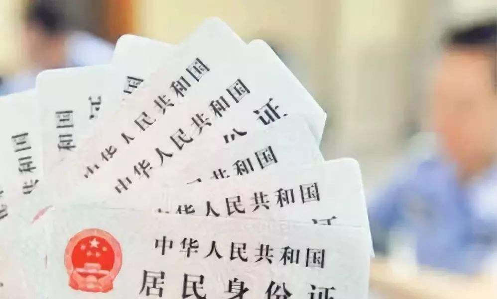 我的身份证快过期了，可我人不在本地怎么办，必须回本地办吗