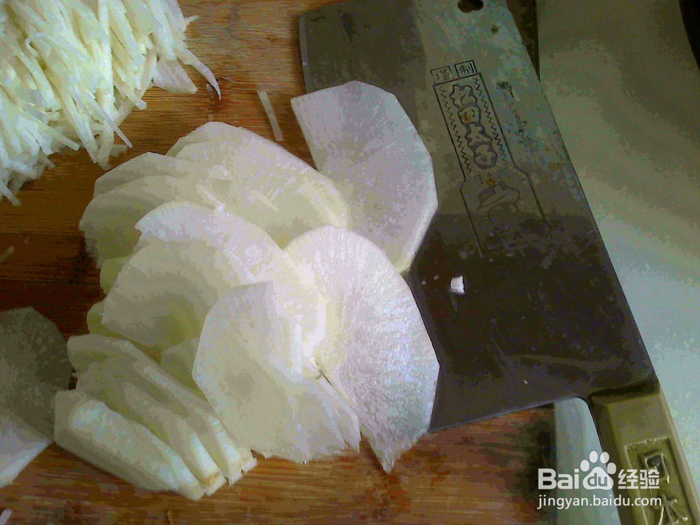 <b>老年人怎样用刀练习切出大白萝卜薄片</b>