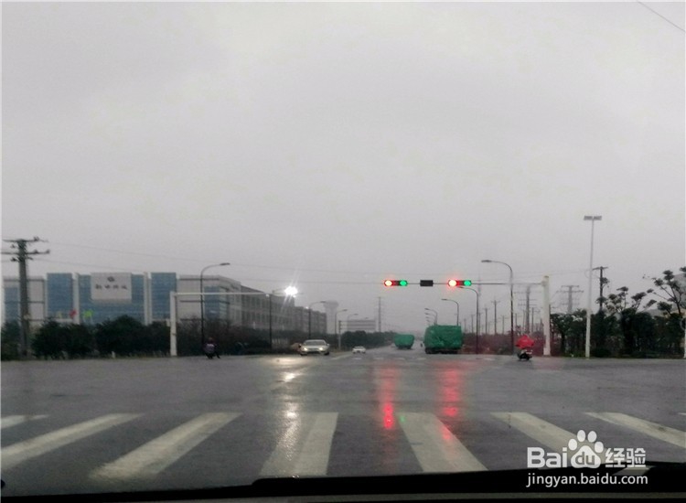 如何在十字路口红绿灯处减少违章和安全行车