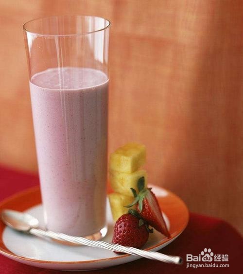 菠萝草莓酸奶奶昔