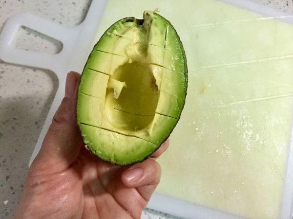 牛油果鸡蛋香肠沙拉盏