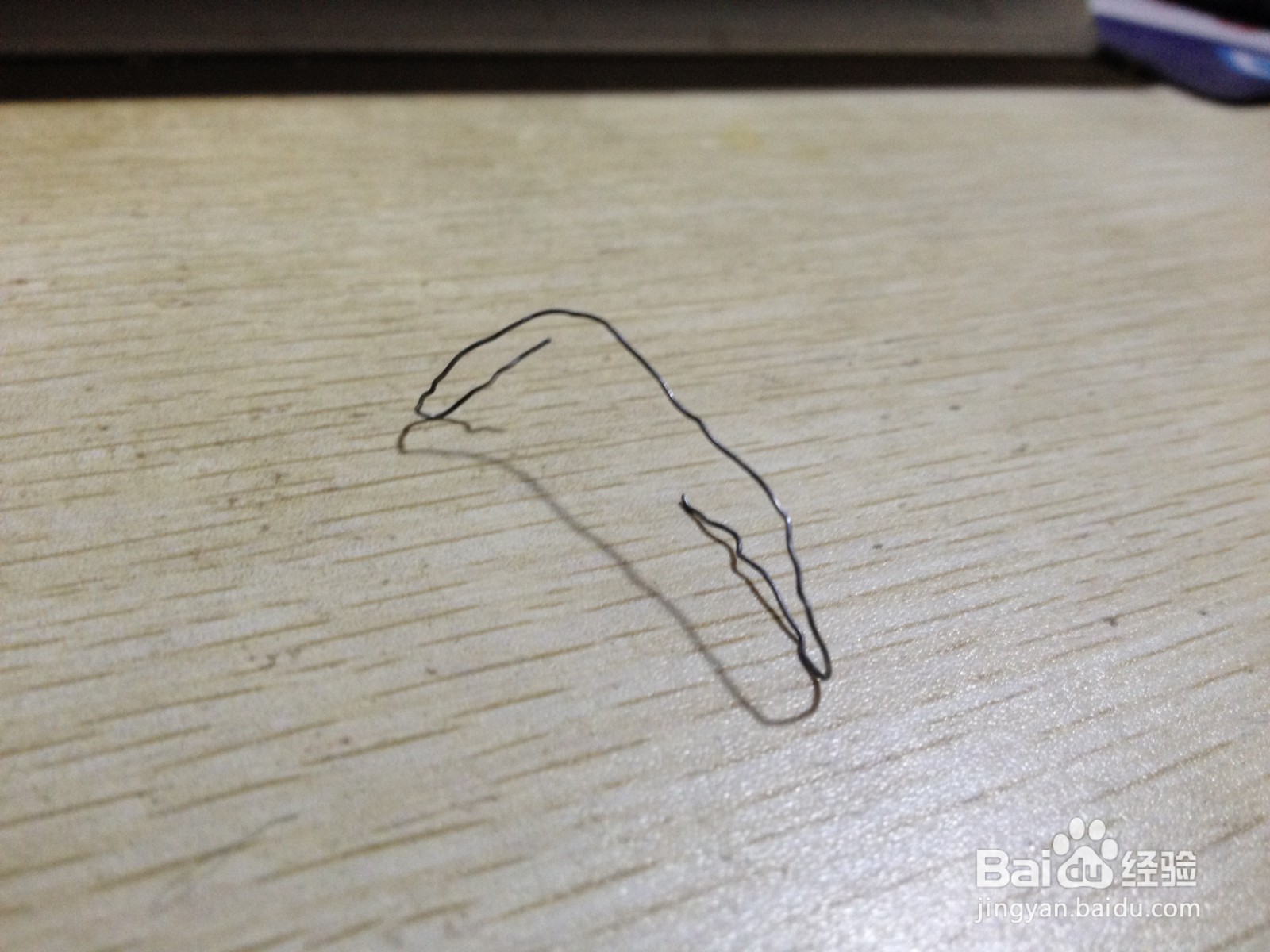 如何用一个小铁丝做单支中性笔的简易支架