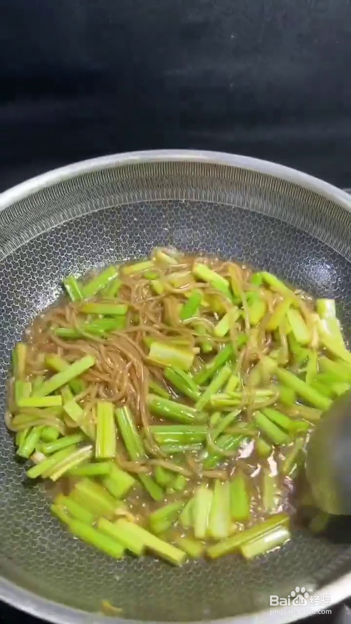 如何炒出简单好吃的芹菜粉条