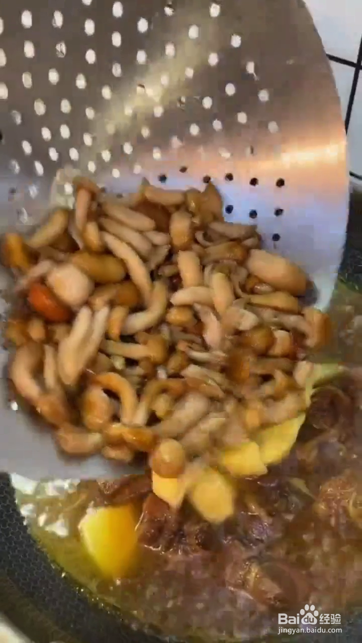 如何制作好吃的小鸡土豆炖蘑菇?