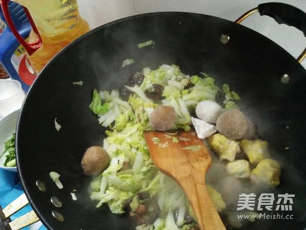 白菜炒丸子的做法