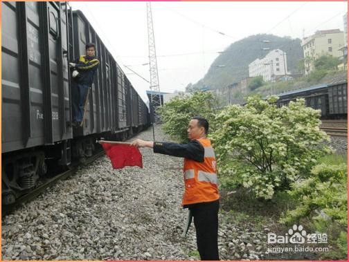 如何用手机钉钉提交团队成员提交每天工作总结？