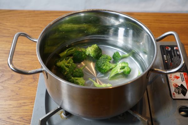 魔鬼蛋配西兰花沙拉