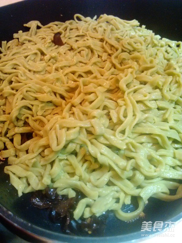云耳鸡蛋炒面
