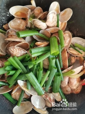 葱姜炒花蛤的做法