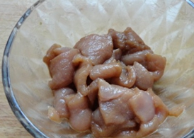 木耳炒蒜苗的做法