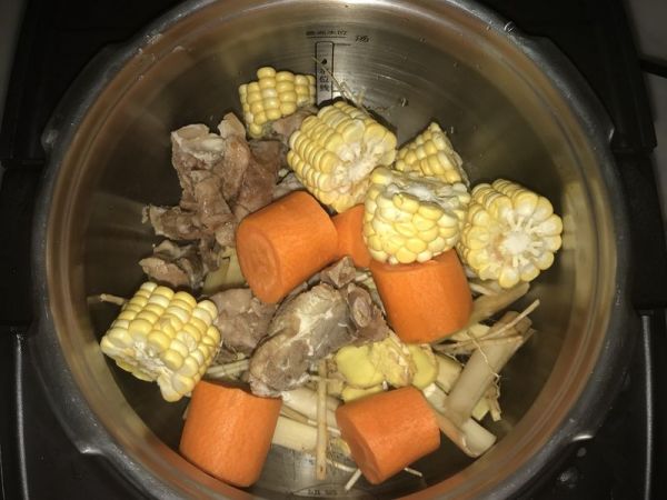 竹蔗茅根猪骨汤