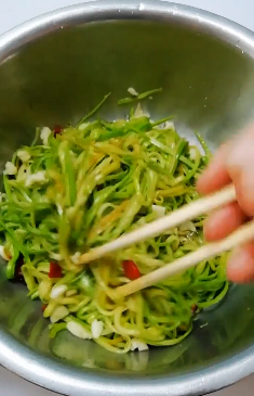 如何做凉拌西葫芦？