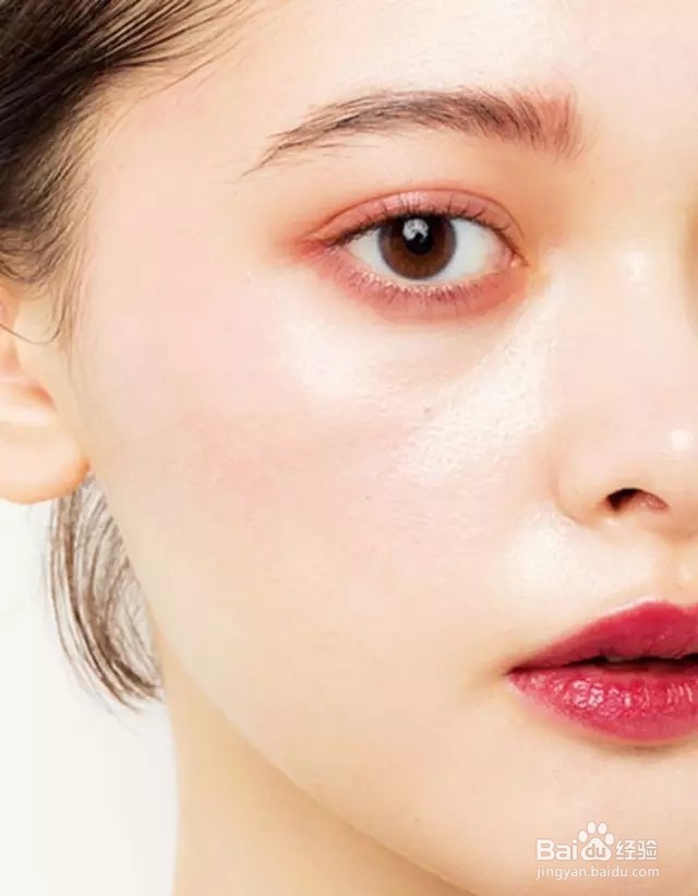 耳朵也要画腮红?