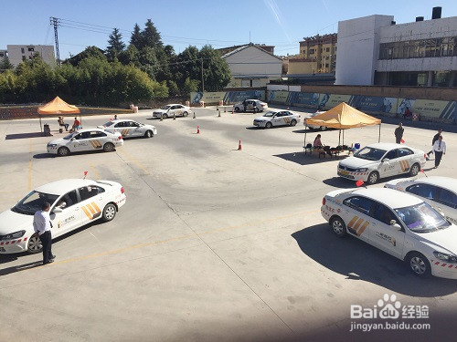 厉害了，倒车入库技巧了解一下！