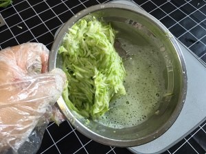 教你怎么做虾仁西葫芦抱蛋