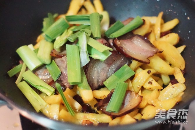 腊肉煸土豆的做法