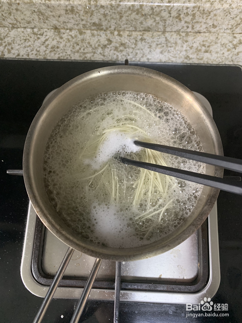 怎么做宝宝辅食之三文鱼西蓝花烂面条