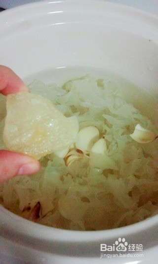 【银耳百合雪梨羹】美容养颜又清肺