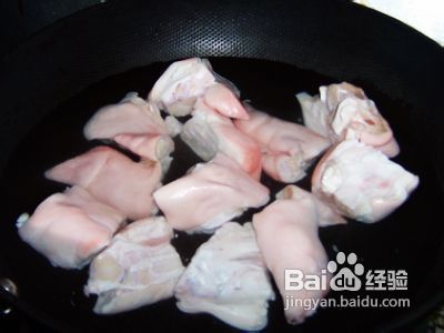 麻辣香蹄炖黄豆的做法