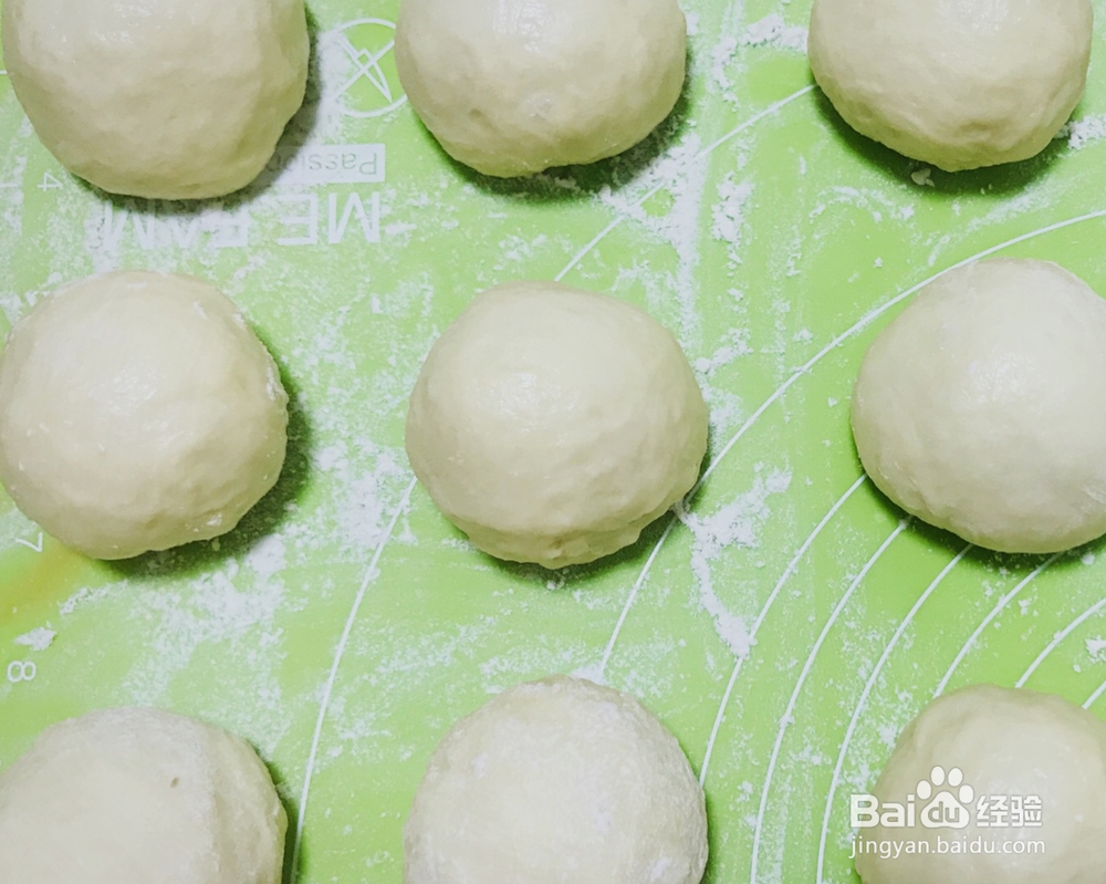 怎么做萌猪蛋黄豆沙包?