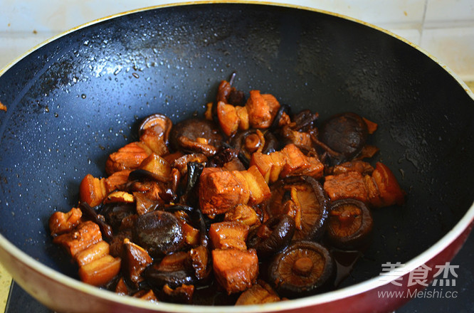香菇炖肉的做法
