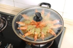 蒜蓉粉丝蒸大虾—经典美味搭配的做法