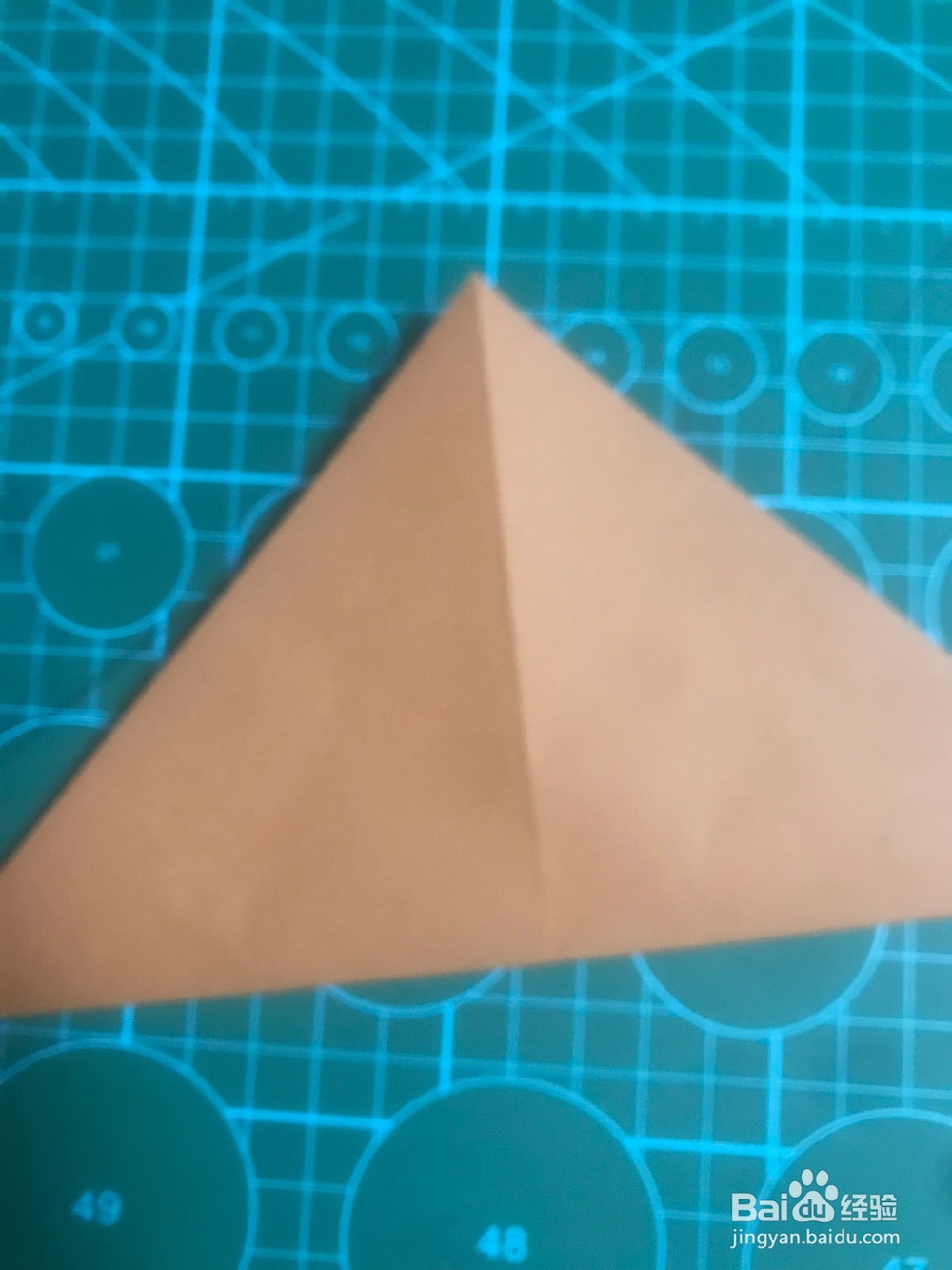 一个桃心上面带着叶子如何折?