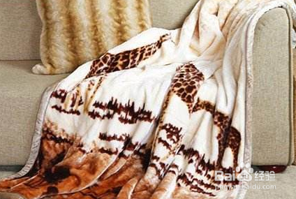 冬天入睡的时候脚部容易冷，简单的保暖方法