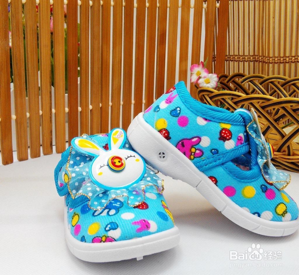 如何给宝宝选够学走路的鞋子