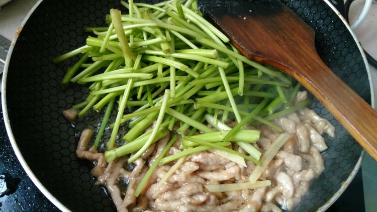 肉丝炒空心茶梗的做法,妈妈们快快点进来