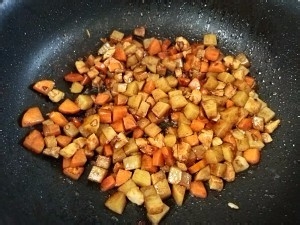 在家制作美味的三丁焖饭